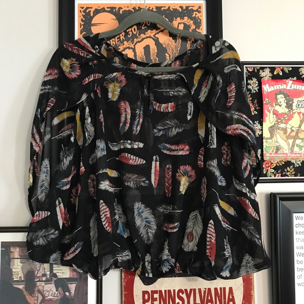 Lightweight Feather Pattern Black Cropped Top